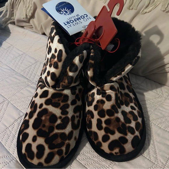 Dearfoams Leopard Print Bootie Slippers | Memory Foam | Size S (5-6) - Picture 4 of 9